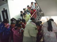 官渡九年一贯制学校上好夜间消防“必修课”