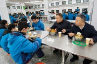 竹山一中：阳光照进后厨 共筑食安防线