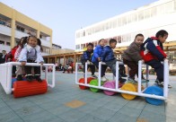 宝丰镇中心幼儿园：户外运动 乐在“骑”中 