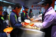 南山外校：冬至暖膳传温情 饺子飘香满校园