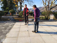 圣水湖畔 “红马甲”：文明细节守护湖光底色