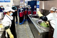 麻家渡镇中学：学生“探秘”食堂后厨 让安心触手可及