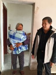 深河乡：寒冬送暖被 深情系民生