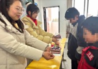 宝丰镇双丰小学：烛光、奶茶与全班歌声温暖留守儿童