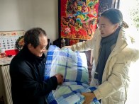 官渡镇：暖冬送棉被 关怀暖人心