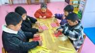 大庙乡中心幼儿园开展“我爱中国——乐编制‘同心结’”主题活动