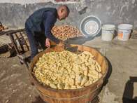 官渡镇：红薯变“金粉” 村民晒出致富路