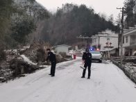 大庙派出所：雨雪中坚守 民警铲雪保畅通