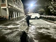 竹坪中学：灯下扫雪除冰保平安