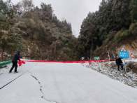 深河乡：雪凝山路阻  干群护民安