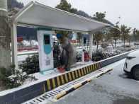 县供电公司雪中特巡保障充电桩稳定运行