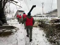 县供电公司党员服务队雪中特巡保供电
