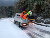 县公路养护中心全力迎战持续降雪保畅通