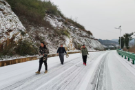 深河乡两道村：融冰除雪守平安 应急担当护民生