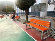 竹坪乡爱心人士为安河口村捐赠12把户外专用座椅