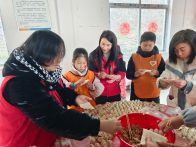 “一老一小”乐新年  城关镇二道坊村年味暖如春