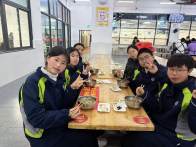 南山五福堂外国语学校举行集体生日会