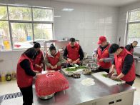 红马甲暖老兵 腊八粥香溢光荣院