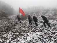 秦古镇开展“红旗进山”专项护矿行动