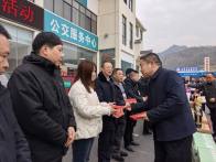 我县给一线困难职工送温暖