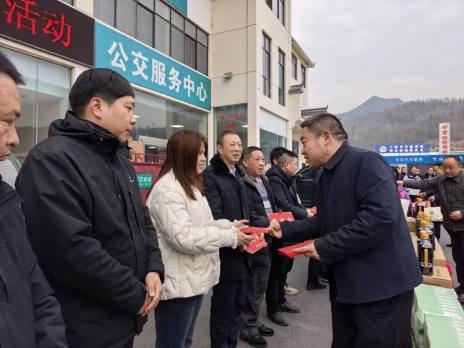 我县给一线困难职工送温暖