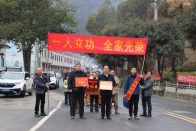 我县开展“冬日送荣光”活动 为立功军人家庭送喜报