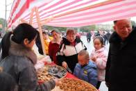 宝丰镇：女娲广场赶大集 乡土好物迎新春