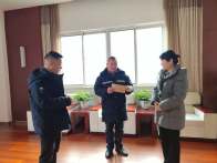 竹山经济开发区工会联合会走访慰问困难职工