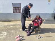 上庸镇：上门办证解民忧 送证到家暖人心