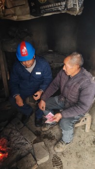 县供电公司网格员上门解决六旬老人缴费难题