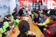 竹山县总工会：“马”上送福到驿站 元宵温情慰职工