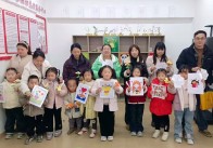 宝丰镇施洋路社区童伴之家：童心绘春晖 情暖三八节