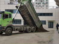 草坪“换装”盼新绿——竹山足球场启动春季养护