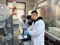 县检验检测中心帮扶企业破解中药材技术难题