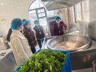 官渡镇中心幼儿园：“两代表一委员”进校园 严把食材安全关