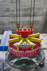 潘口抽水蓄能电站2号机组定子吊装成功