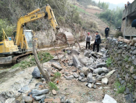 县水利和湖泊局和得胜镇开展河道清障行动