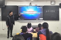 宝丰镇双丰小学：雨天学生锻炼“不打折”