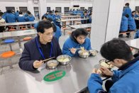 竹山一中：全员陪餐落实“八个每”