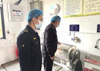 宝丰镇双丰小学：开展校园食安“地毯式”排查