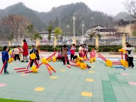 竹坪乡中心幼儿园：萌娃户外玩得嗨 嗨出创意智慧来