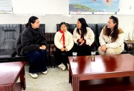 麻家渡镇小学：锦旗映初心 师爱润童心