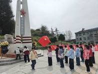擂鼓镇小学：“追锋少年”承薪火 清明追思祭英烈