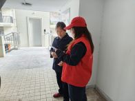 縣公共資源交易中心志愿者進社區清環境 送安全