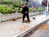 環(huán)衛(wèi)工人李大國的雨中堅守