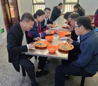 竹山職校：陪餐暖人心 督查護(hù)安全