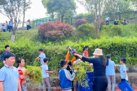 恒升小學開展校園除草勞動實踐活動