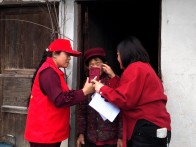 柳林鄉：黨員志愿者上門認證讓老人“刷臉”不犯難