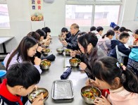 擂鼓镇小学开展食堂开放日活动