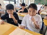 官渡九年一贯制学校：暖心鲜奶润童心 健康成长不缺席